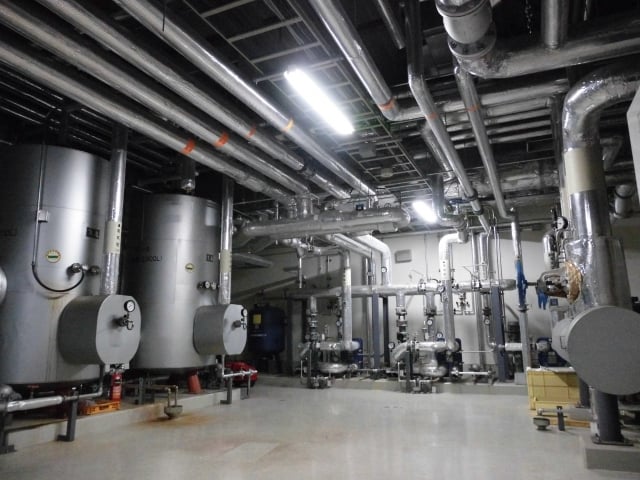 工場内の蒸気配管に取り付けられたスチームトラップ